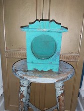 INDISCHER LACKIERTER SCHRANK