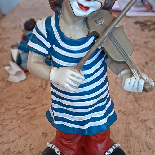 Clown figur mit geige - clown,