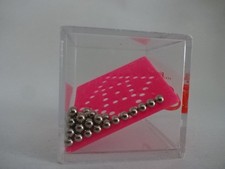 Kugelspiel mit rosa Quadrat -