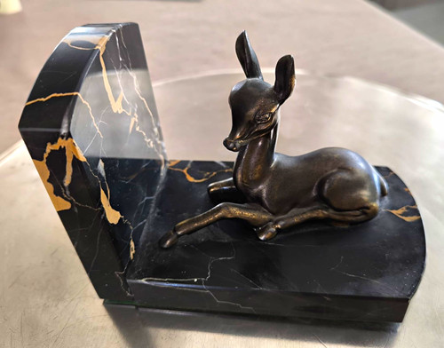 Liegendes reh skulptur aus - liegendes,