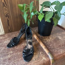 Filigraner Riemchen-Stiletto