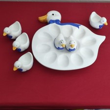 Eierplatte 4 Eierbecher Salzstreuer und Pfefferstreuer in Gänseform Porzellan.