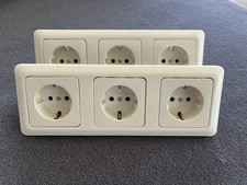 Steckdose Berker Modul 2 cremeweiss. Drei Steckdosen komplett mit Rahmen.