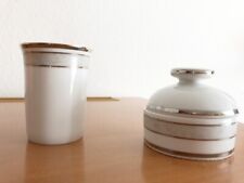 Zahnbecher und Aufbewahrungsdöschen aus Porzellan, mit Silberrand.