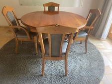 Massiver Kirschbaum-Ausziehtisch mit 5 Armlehnstühlen, Echtlederbezug