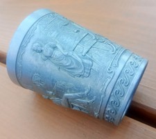 Frieling Zinnbecher 95 % Motiv Weintrinker Reliefszene ca. 74 mm hoch