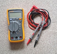 Fluke 117 True RMS Digitales Handmultimeter 