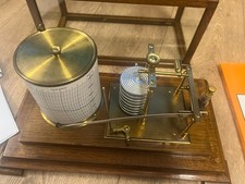Barograph im Nussbaumgehäuse
