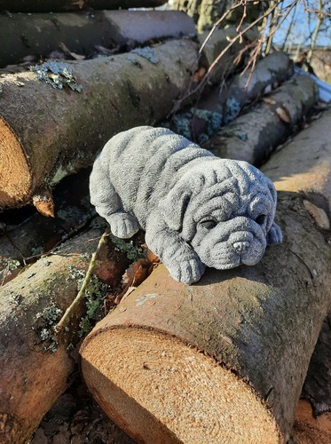 Steinfigur mops liegend - ,