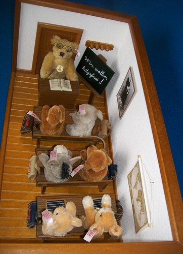 Steiff village school club - school,