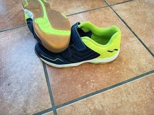 Kinder Turnschuhe, Nur in Schulunterricht getragen von einem Kind