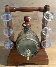 Schnapsfass mit Gläsern