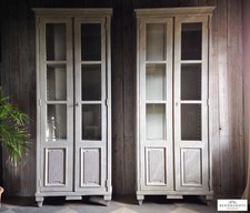 2 Pedant Vitrinen im gustavianischem Stil, Schweden um 1900