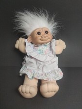 Troll | Puppe | süsses Troll Mädchen | im Kleid | weiße Haare | 