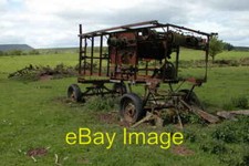 Rostende alte Landmaschine Die rostenden Skelettreste einer Drei um 2006