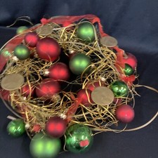 Adventskranz modern. Ständer für 4 Kerzen, dazwischen bunte Kugeln.