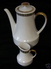 Kaffeekanne und Milchkännchen