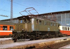 El-Personenzuglok 144 024-7 der DB im Hbf. München am 3.III.79 ungelaufen