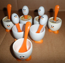 7 Stück MSC International Joie Eierköpfe orange weiß Kunststoff Eierbecher & Löffel