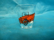 Schnapsglas mit Oldtimer Auto