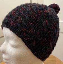 Mütze schwarz-grau-rot-blau-verlaufend NEU Unikat Zopfmuster handgestrickt