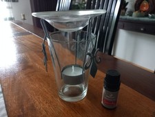 Teelichthalter - Duftöllampe - Glas + Metall - mit einer neuen Flasche Duftöl