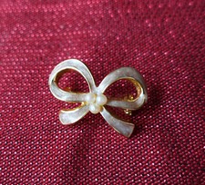 Brosche in Schleifenform - Emaille + Perlen - goldfarbene Anstecknadel - Vintage