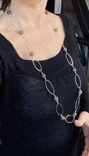 Lange Halskette aus grauem