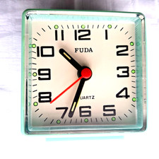 Reisewecker analog Quartz Tischuhr mit Alarmfunktion, ca 6x6x3 cm