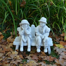 Mann und Frau auf Sitzbank