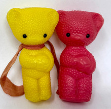 Bär Teddy mit Fussball 2 xSpielzeug DDR 7cm Plastik Kult Ostalgie vintage /P2275
