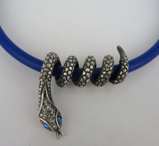 Neugablonz: Blaues Kautschuk Collier Schlange im Design der 1990er Jahre(122916)