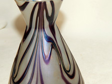 Original Jugendstil Glas - Vase violette Fadenauflage  lüstrierende Oberfläche