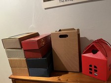 11 Geschenkboxen für Wein, Spirituosen... aus Pappe in versch. Farben + Anlässe