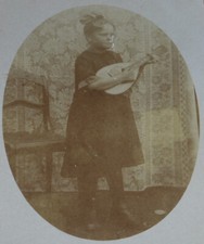 Mädchen spielt Laute