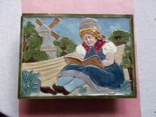 Ofenkachel - Farbige Darstellung eines Mädchens - Windmühle - Jugendstil -Relief