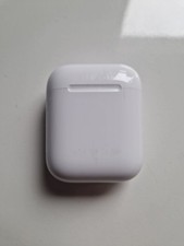 Apple AirPods 2. Generation Ladecase und Linker AirPod