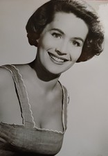 Wunderschöne junge Frau im 60er Jahre Kleid Dekolleté lacht wie Filmstar Foto