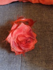 Haargummi Anstecker 2 In 1 Siehe Bild Rote Rose Die Glituert Mit Roten Federn