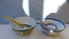 27315. Reisschale Suppenschale China grün weiss blau Blume mit 1 Löffel  2 Stück