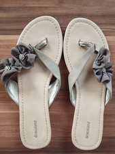 Dies ist ein Paar Graceland Flip-Flops mit Blumen- und Strass-Verzierungen Gr 41