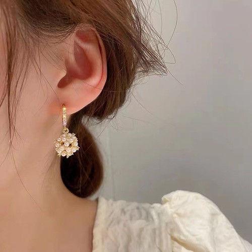 Stilvolle goldene creolen mit - goldene,