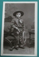 Original Vintage De Freyne Liverpool RP Postkarte junger Cowboy Gewehr Lasso Seil Junge