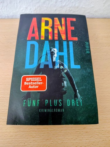 Arne dahl fünf plus - plus, drei