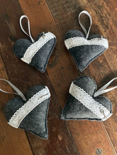 4 Herzen  Landhaus Deko Stoffherzen Filz m Schlüsselchen Stoffherzen grau weiss