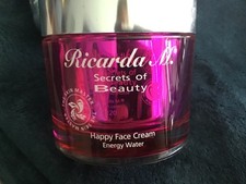 Neu! Ricarda M. Happy face
