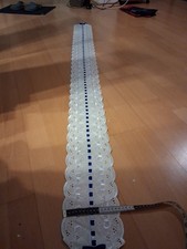 Tischläufer 190 cm x 16 cm weiss mit Spitze und blauem Satinband