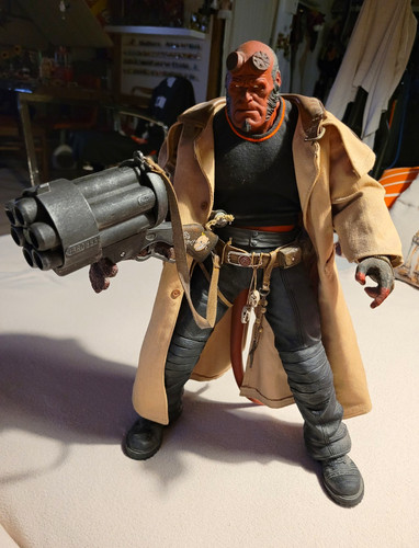 Mezco toyz hellboy - toyz,