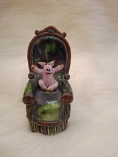 Kleines Schweinchen auf Sessel