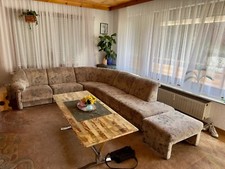 Wohnzimmer Sofa und Couchtisch